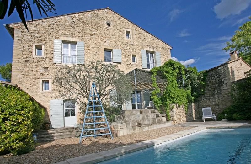 Proche Luberon, maison au coeur d'un charmant village, cour paysagée, piscine et parking privé